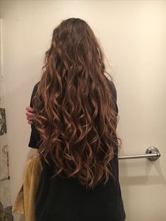 Large Wavy Hair, Messy Wavy Brown Hair, Long Healthy Hair Curly, Long Wavy Hair Inspiration, Long Wavy Natural Hair, Waist Length Wavy Hair, Long 2a Hair, Layered Long Wavy Hair