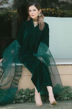 Green Velvet Pakistani Suit, Alkaram Dress Design, Simple Velvet Dress Designs Pakistani, Velvet Simple Dress, Simple Velvet Dress, Pakistani Party Wear Dresses, Pakistani Women Dresses