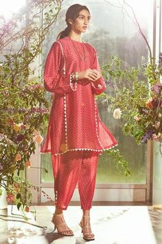 Shop for Ridhi Mehra Red Chanderi Kurta And Pant Set for Women Online at Aza Fashions Chanderi Suits Design, Pakistani Kurta, Ridhi Mehra, Folk Print, Red Kurta, Stylish Short Dresses, Straight Fit Pants, Kurta With Pants, Indian Attire