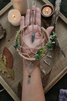 Fairy Dream Catcher, Nature Diy Crafts, Witchy Craft Ideas, Hippie Diy Decor, Green Witch Bedroom, Crystal Crafts Diy, Nature Crafts For Adults Diy, Handmade Things To Sell