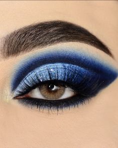 Crazy Makeup Looks Creative, Eccentric Makeup, Ice Blue Eyes, Blue Eyeshadow Makeup, Makeup Ojos, Glitter Water, Vibrant Makeup, Simple Eyeshadow, Makeup Images