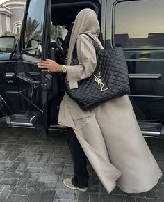 Khaleeji Abaya, Ysl Tote Bag, Ysl Tote, Jeans Coat, Modest Fits, Hijabi Aesthetic, Mode Abaya, Hijabi Style, Muslimah Aesthetic