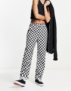 Byxor & leggings från Vans En diskret look Schackrutigt mönster Hög midja Hällor för skärp Funktionella fickor Regular, avsmalnande passform Checkerboard Pants Outfit, Checkered Pants Outfit, Checkerboard Pants, Checkered Trousers, Vans Outfit, Checkered Vans, Checkered Pants, Deck Shoes, Skate Wear