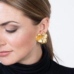 Satin Gold Cluster Crystal Center Flower Clip Earrings – KennethJayLane.com Gold Flower Necklace, Flower Earrings Gold, Sabyasachi Jewellery, Gold Crystal, Flower Clip, Gold Flower, Cluster Earrings, Kenneth Jay Lane, Blooming Flowers