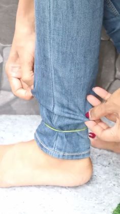 👖Long jeans to Ankle length jeans perfectly (in seconds ) using elastic band 😀 #anklelengthpants How To Fold Jeans, Hemming Jeans, Folding Jeans, Mode Tips, Diy Fashion Hacks, Ankle Length Jeans, Diy Clothes Life Hacks, Makeup Looks For Brown Eyes, Altering Clothes