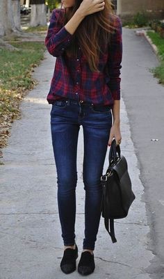 The easiest fall outfit ever? Plaid shirt, skinny jeans, and a moccasins. Front tuck the shirt so it gives a little bit of shape. Plaid Flannel Shirt Outfit, Flannel Shirt Outfit, Shopping Addict, Jumper Style, Simple Fall Outfits, All Jeans, Woman Style, Mint Julep, Red Button