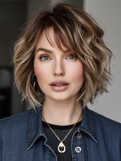 The shaggy bob with face-framing highlights is a modern twist on the classic bob that adds brightness and dimension around the face. The highlights are strategically placed to accentuate the face, making it perfect for those with oval or heart-shaped faces. This style works well with all hair textures, whether straight, wavy, or curly, and can be tailored to suit both warm and cool skin tones. Layered Shaggy Bob, Simply Hairstyles, Stacked Inverted Bob, Inverted Bob Haircut, Hairstyles For All Hair Types, Hair Cut Ideas, Shaggy Bob Hairstyles, Short Hair Cut, Shaggy Bob