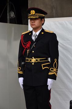 皇宮護衛官 Military Outfits, Bohemian Style Inspiration, Army Outfit, Staff Uniforms, Modern Pictures, Imperial Palace, Military Outfit, Military Uniform, Bohemian Style