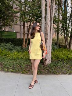 Look com amarelo manteiga Yellow Dress Outfit Casual, Casual Yellow Dress, Yellow Outfit Aesthetic, Yellow Dress Outfit, Yellow Summer Dress, Looks Party, Cute Preppy Outfits, Instagram Outfits, Outfit Look