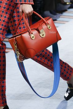 Versace 2019, Clutch Bag Pattern, Leather Bag Design, Hot Handbags, Leather Makeup Bag, Versace Bags, Luxury Purses, Gorgeous Clothes