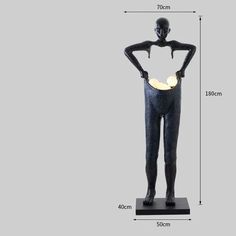 the size of a statue is shown with measurements