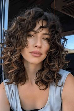 Wavy Haircuts Oval Face, Oval Face Wavy Hairstyles, Curly Lob Bangs, Curly Haircut Oval Face, Shoulder Curly Haircuts, Medium Haircut 2024, Irish Curls Haircut, Oval Face Curly Haircuts, Short Curly Balayage Hair