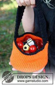 Crochet basket for children in DROPS Paris. Theme: Halloween Crochet Pour Halloween, Magazine Drops, Treat Basket, Simply Crochet, Confection Au Crochet, Crochet Halloween, Halloween Crochet Patterns, Sweet Pumpkin, Crochet Goodies