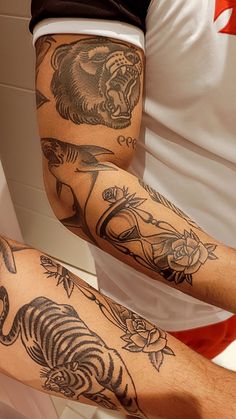 Black work old school tattoo Sleek Tattoos, Underarm Tattoo, Bold Tattoo, Arm Tattoos For Guys Forearm, See Tattoo, Simple Tattoos For Guys, Back Shoulder Tattoos, Hand And Finger Tattoos, Sharpie Tattoos