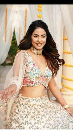 Crop Top Hairstyles Indian Wedding, Front Hair Styles Videos, Engagement Hairstyles Front Look, Hair Styles Videos, Western Hairstyles For Women, Lehenga Hairstyle, Faces Poses, Harmony Tattoo, Lehenga Hairstyles