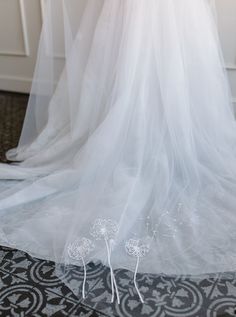 Single layer, raw edge tulle veil with a heat pressed dandelion blowing in the wind attached to a metal comb. Lightweight luxurious tulle catches the wind easily for gorgeous bridal photos! This is a great option for brides wanting the traditional veil look with a boho twist. Lengths: -Fingertip (38 inches) -Waltz (58 inches) -Chapel (90 inches) -Cathedral (110 inches) This is a raw edge veil made to order in the color of your choice. Most bridal gowns are ivory or light ivory, please send me a Pressed Dandelion, Dandelion Blowing In The Wind, Traditional Veil, Flower Veil, Tulle Veil, Blowing In The Wind, Boho Twists, Tulle Veils, Metal Comb