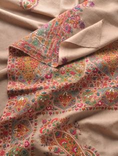 Superb Hand Embroidered Border And Palledar Large Kashmir Pashmina Shawl Pakistan Embroidery, Afgani Dress, Scarf Shoot, Shawl Embroidery, Kashmiri Embroidery, Kashmiri Shawls, Embroidered Border, Scarf Casual, Kantha Work