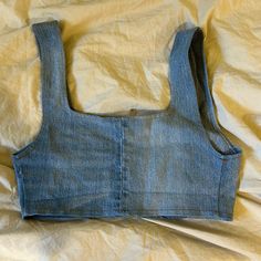 Nwot Urban Outfitters Denim Crop Top Size Small Cropped Washed Blue Denim Jeans, Everyday Light Wash Denim Tops, Dark Wash Cropped Cotton Tops, Fitted Denim Blue Cotton Top, Fitted Cotton Crop Top With Pockets, Trendy Blue Denim Top For Everyday, Fitted Light Indigo Denim Top, Fitted Denim Top For Everyday, Casual Fitted Washed Blue Denim Top