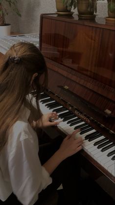 Songs Aesthetic, Piano Aesthetic, Piano Forte, Piano Girl, Old Pianos, Piano Player, Piano Songs, Playing Piano, Music Aesthetic