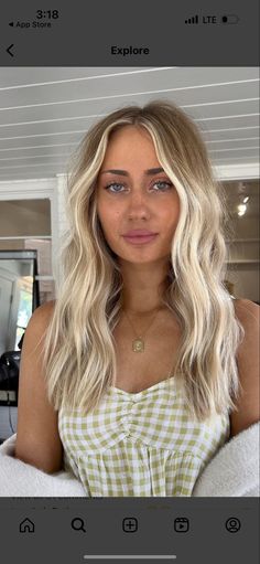 Partial Highlights Money Piece, Medium Length Hair With Highlights Blond, Blonde Hair With Brunette Roots, Medium Blonde Hair With Money Piece, Blendy Blonde, Blonde Chest Length Hair, Partial Foil With Money Piece, Blonde Spring Hair Color, Dark Blonde Balayage With Money Piece