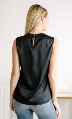 Meet the perfect silk shell top. 100% luxury charmeuse silk. This elevated silk tank can be worn alone or under your favorite blazer – you'll look equally fabulous either way. Elegant and classy with a versatile and minimalist silhouette. Silk Cami Outfit, Blouse Outfit Ideas, Silk Top Outfit, Silk Blouse Outfit, Casual Office Attire, Cami Outfit, Satin Pjs, Outfit Reference, Silk Clothing