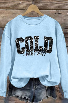 Du frierst ständig? Dieser Pullover bringt deinen Humor perfekt auf den Punkt! Mit dem auffälligen „COLD – ME: 24/7“-Schriftzug in funkelnden Buchstaben ziehst du alle Blicke auf dich. Der sanfte, pastellblaue Farbton ergänzt das Design und zaubert dir einen Look, der perfekt für Wintertage ist – ob für Spaziergänge oder gemütliche Abende zu Hause. Stell dir vor, wie du diesen Pullover trägst, während du heiße Schokolade genießt oder dich in eine Decke einkuschelst. Letter T, New Collection, Humor, T Shirts, T Shirt, Design, Humour