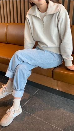 Volunteering Outfit Casual, Minimalistic Style Outfits, White V Neck Sweater Outfit, Minimal Outfit Ideas, Laid Back Outfits, Minimalistic Style, Winter Outfit Inspiration