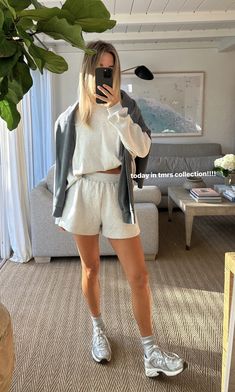 Mary Ralph Lawson, Clothing Photoshoot Ideas, Mary Ralph, Stay At Home Mom Outfits, Wellness Girly, Style Roots, Chic Ootd, Wardrobe Refresh, Everyday Casual Outfits