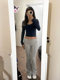 Gray Flared Leggings Outfit, Gray Flared Leggings, Flare Leggings Outfit, Outfit Navy, Lounge Outfits, Leggings Outfits, Latina Fashion Outfits, College Fits