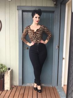 Vintage Fashion. Different ways to wear high waist jeans. Rockabilly Mode, Vintage Outfits 90s, Rockabilly Girl, Rockabilly Style, New Rock