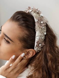 Headband Florence Sand Ivory – ELENA HONCH Rose Gold Headband, Crystal Headband Wedding, Flowers And Crystals, Sister Wedding Gift, Elegant Headband, Derby Fascinator, Rose Headband, Pink Headbands, Gold Headband