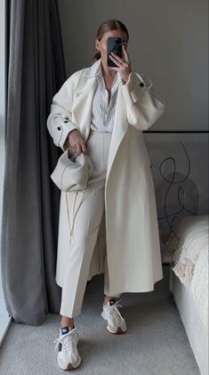 Mantel Outfit, Stylish Winter Outfits, Neue Outfits, Stylish Work Outfits, White Coat, Coat Outfits