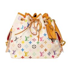 Borsa firmata Louis Vuitton, modello Petit Noè, misura MM, in edizione limitata in collaborazione con Takashi Murakami, realizzata in tela a fondo bianco nella fantasia monogram multicolor con inserti in vacchetta e hardware dorati. Dotato di una chiusura superiore a coulisse, internamente rivestito in tessuto scamosciato bordeaux, molto capiente. Munito di una tracolla regolabile a spalla per una portata a spalla o a tracolla. Completo di tasche e porta-andresse, l’articolo si presenta in ottim Multicolor Outfit, Louis Vuitton Murakami, Cute Online Clothing Stores, Louis Vuitton Petit Noe, Louis Vuitton Crossbody Bag, Louis Vuitton Crossbody, Takashi Murakami, Made Of, Monogram Pattern