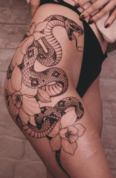 awesome hip tattoos Tattoo Bein Frau, Cobra Tattoo, Snake Tattoo Design, Stylist Tattoos