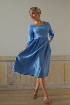 SIRA ist ein einfaches und elegantes Leinenkleid für alle, die minimalistischen Stil mögen. sehr bequem, anmutig und vielseitig zu tragen. Handgefertigt in unserem Studio nach Ihren spezifischen Maßen und Anpassungswünschen, erhältlich in über 60 Farben. STYLEDETAILS - Normale Passform - A-Linien-Silhouette - Eckiger Ausschnitt - 3/4 Ärmel - Plissee Festhalten - Seitentaschen - 100 % Leinen, mittleres Gewicht (200 g / m schrumpffrei, erstaunlich weiches Tragegefühl - Handgemacht in unserem Studi Wedding Guest Dress Casual, Summer Dress Wedding Guest, Summer Dress Wedding, Linen Dresses For Women, Linen Summer Dress, Midi Dress Elegant, Dress Square Neck, Linen Summer, Dress Wedding Guest