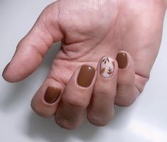 Light Brown Nails With Flowers, Very Short Fall Nails Ideas, Tan Fall Nail Designs, Brown Nails With Leaves, Leaf Nail Art Fall, Brown Leaf Nails, Leaf Nails Autumn, Fall Nail Leaves, Fall Minimal Nails