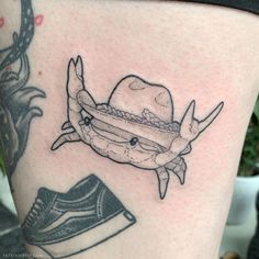 a crab with a hat on it's head is depicted in this tattoo design