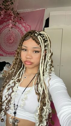 Feminine Braided Hairstyles, Braids With Blonde Streaks, Golden Braids For Black Women, Colors To Get With Braids, Braided Hairstyle Colors, Highlights Braids Black Women, Y2k Protective Hairstyles, Fall Hair Colors Braids, Mint Green Braids