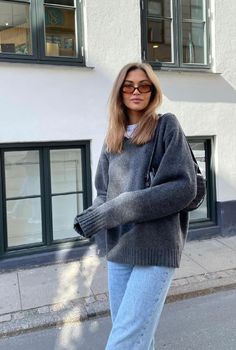 Sofia Boman, Light Blue Jeans Outfit, Scandi Fashion, Jeans Outfit Winter, Scandinavian Fashion, Classic Wardrobe, Warm Outfits