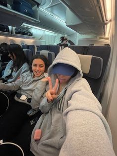 b Business Ideas With Friends, Friends Travel Aesthetic Airport, Plane Friends Aesthetic, Plane Aesthetic Friends, Best Friend Hoodies Aesthetic, Airport Pics Aesthetic Friends, Airport Photos With Friends, Group Airport Pictures, Flying To Paris