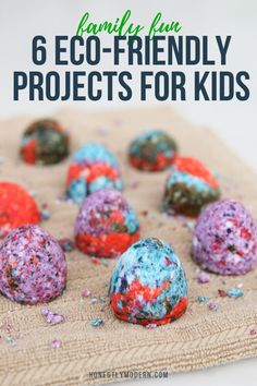 Looking for eco-friendly projects for kids? Check out these six projects that are simple, can be done indoors, and don't require any screens. Which of these eco-friendly projects will your kids love? | #HonestlyModern #ecofriendlyprojects #projectsforkids Environmental Crafts, Earth Friendly Crafts, Environmental Activities, Market Day Ideas, Eco Crafts, Eco Friendly Kids, Eco Kids