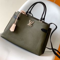 The Lockme Day bag combines elegance and functionality in grained calfskin. Feminine details like the LV lock buckle and key case set off the clean lines, while the structured structure brings plenty of capacity. Easily switch the carrying mode and travel as you like.

Detailed dimensions: 31.0 x 24.0 x 16.0 cm Louis Vuitton Lockme, Louis Vuitton Yayoi Kusama, Louis Vuitton Capucines, Large Cosmetic Bag, Lv Purse, Lv Shoes, Feminine Details, Medium Handbags, Lv Belt