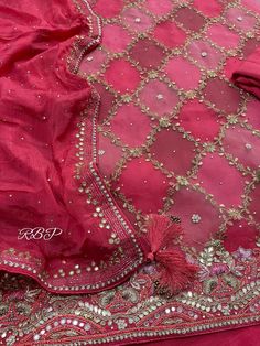 Red Bridal Suit, Saree Gorgeous, Red Dupatta, Suit Punjabi, Bridal Suit, Lehenga Designs Simple, Traditional Blouse Designs, Fashionable Saree Blouse Designs