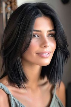 Face Frame Balayage Short Hair, Ombré On Short Hair, Textured Bob Middle Part, Short Straight Hair Middle Part, No Volume Haircut, Lob Haircut Dark Brown, Dark Long Bob Hairstyles, Oval Face Big Forehead Hairstyles, Middle Short Haircut