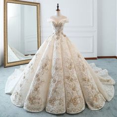 Golden Lace Wedding Dress Made to Order Beautiful Princess - Etsy Champagne Ball Gown, डिजाइनर कपड़े, Long Train Wedding Dress, Wedding Dress Champagne, Sepang, Wedding Dress Train, Dress Homecoming, Applique Wedding Dress, Luxury Wedding Dress