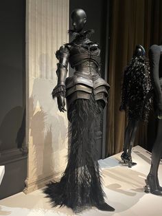 Avant Garde Fashion Couture, Thierry Mugler Haute Couture, 1997 Fashion, Fashion Design Inspiration Board, Elizabethan Fashion, Fashion Mannequin, Jean Paul Gaultier Haute Couture, Paris Vogue, High Fashion Couture