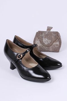 Black 1920s shoes - 20s vintage style shoe like the originals – memery 1920s Shoes, Vintage Style Shoes, Vintage Pumps, Mary Jane Pumps, Vintage Shoes, Black Pumps, Modern Fit, Black Heels, Shoe Brands