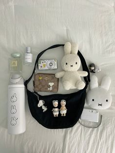 #miffy #white #aesthetic #bag Everyday Bag Essentials, School Bag Essentials, Inside My Bag, Purse Essentials, Handbag Essentials, What In My Bag, Sonny Angel, Bags Aesthetic, Bag Essentials