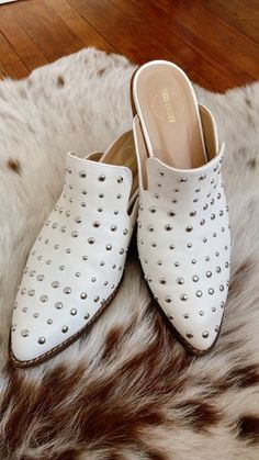 Western Mules, Western Shoes, Western Style Outfits, Western Chic, Shoe Fits, Shoe Closet, Shoe Obsession, Clothing Ideas, Office Outfits