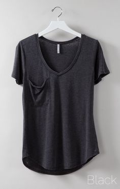 Capsule Wardrobe Black, Grey Beach, Wardrobe Black, Mode Abaya, Inspiration Mode, Looks Style, Pocket Tee, Women Tops, Yoga Clothes